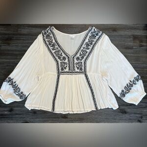 VENUS | Women's | Large | Embroidered V-Neck Blouse